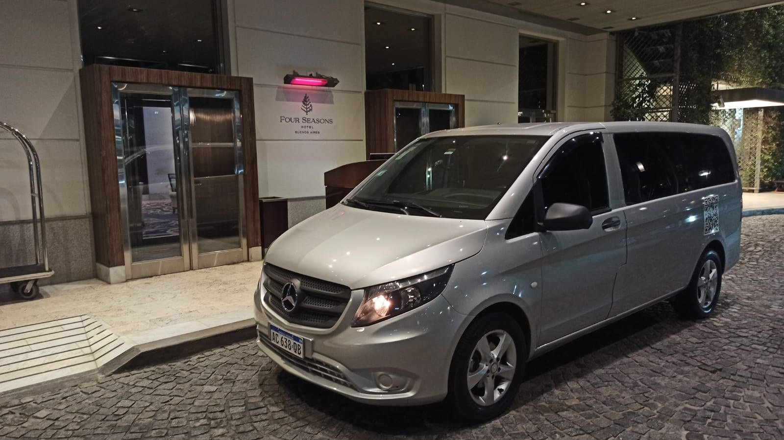 Van de traslado privado en la puerta de un hotel